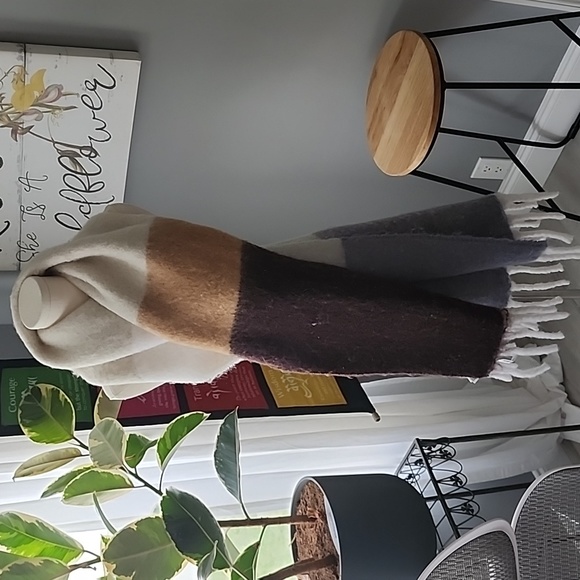 Banana Republic Thick Wool Scarf - Picture 1 of 7